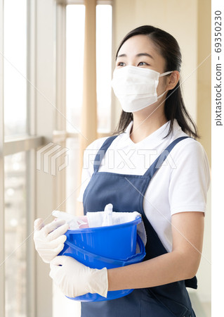 Female housekeeping staff [mask] 69350230