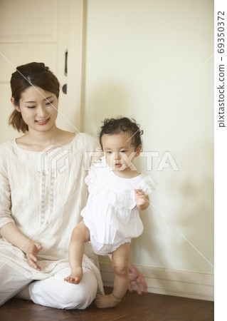 父母和孩子在客廳裡玩 父母和孩子在客廳裡玩 69350372