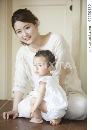 父母和孩子在客廳裡玩 父母和孩子在客廳裡玩 69350380