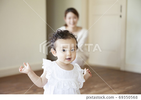 Baby who started walking 69350568