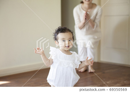 Baby who started walking 69350569