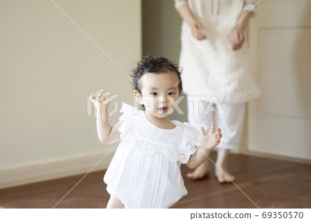 Baby who started walking 69350570