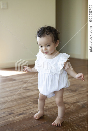 Baby who started walking 69350743