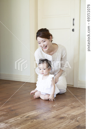 Parent and child playing in the living room 69351076