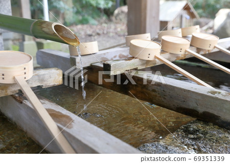 Clean your hands before worshiping (Chōzuya, Aichi Prefecture Gokoku Shrine, Nagoya City, Aichi Prefecture) Clean your hands before worshiping (Chōzuya, Aichi Prefecture Gokoku Shrine, Nagoya City, Aichi Prefecture) 69351339