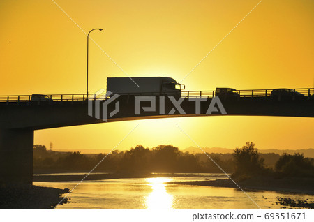 日落和一座橋 69351671