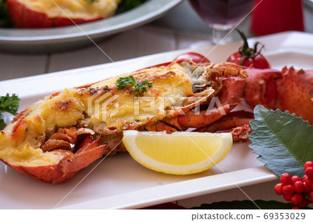 Lobster cooking 69353029