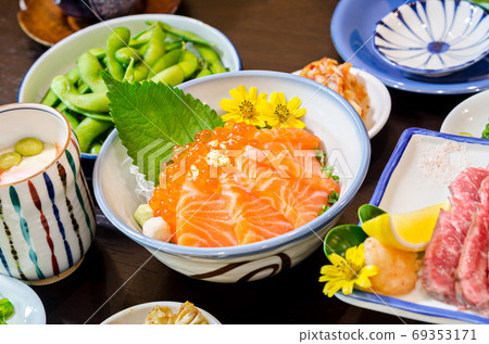 Salmon sashimi with salmon's egg (Ikura) in bowl. 69353171