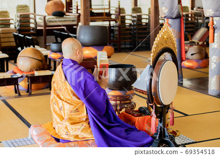 The monk reads the sutra 69354518