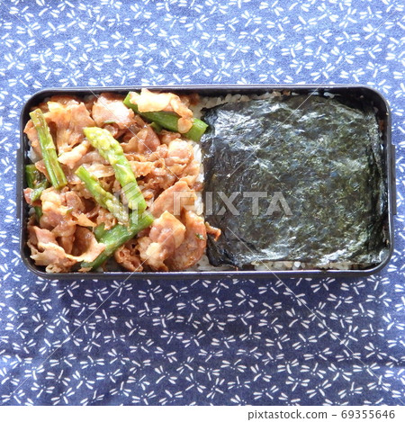 Handmade two-color bowl lunch with grilled meat lunch and seaweed lunch Handmade two-color bowl lunch with grilled meat lunch and seaweed lunch 69355646
