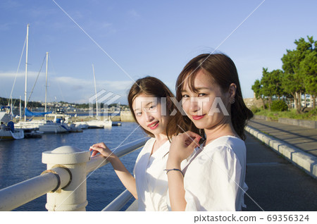 兩個女人在遊艇港看日落 兩個女人在遊艇港看日落 69356324