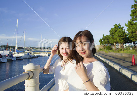 兩個女人在遊艇港看日落 兩個女人在遊艇港看日落 69356325