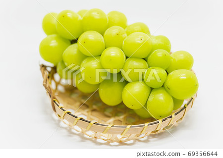 Autumn taste Shine Muscat basket and grapes Autumn taste Shine Muscat basket and grapes 69356644