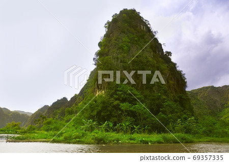 Travelling along rice fields on Tam Coc stream, Ninnh Binh, Viet Travelling along rice fields on Tam Coc stream, Ninnh Binh, Viet 69357335