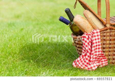 Picnic basket with wine and baguette 69357811