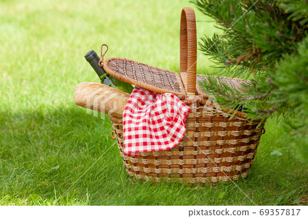 Picnic basket with wine and baguette 69357817