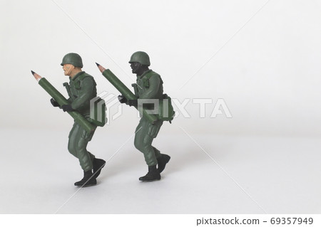用鉛筆戰鬥的白兵和黑兵 用鉛筆戰鬥的白兵和黑兵 69357949