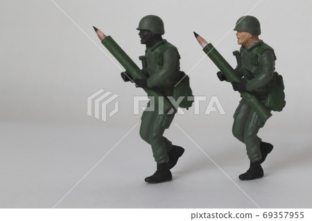 用鉛筆戰鬥的白兵和黑兵 用鉛筆戰鬥的白兵和黑兵 69357955