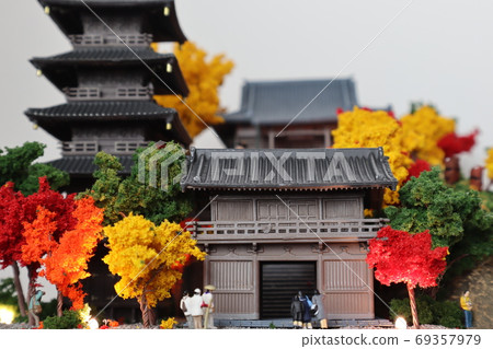 西洋鏡四個季節的“秋天”神廟,五層寶塔和秋天的落葉 西洋鏡四個季節的“秋天”神廟,五層寶塔和秋天的落葉 69357979