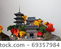 西洋鏡四個季節的“秋天”神廟，五層寶塔和秋天的落葉 69357984