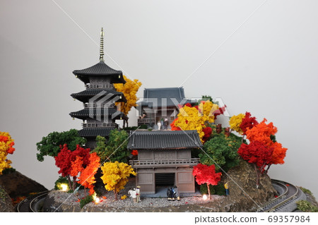 Diorama Four Seasons "Autumn" Temple, Five-storied Pagoda and Autumn Leaves Diorama Four Seasons "Autumn" Temple, Five-storied Pagoda and Autumn Leaves 69357984