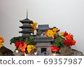 西洋鏡四個季節的“秋天”神廟，五層寶塔和秋天的落葉 69357987