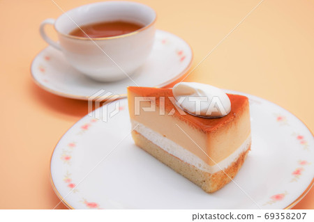 意大利布丁蛋糕，配上新鮮的奶油和白茶杯子裡的茶 69358207