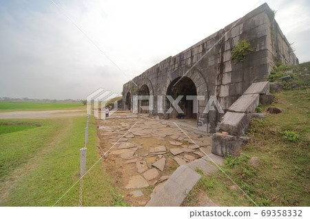 Young woman traveling on the walls of Hu Dynasty Young woman traveling on the walls of Hu Dynasty 69358332