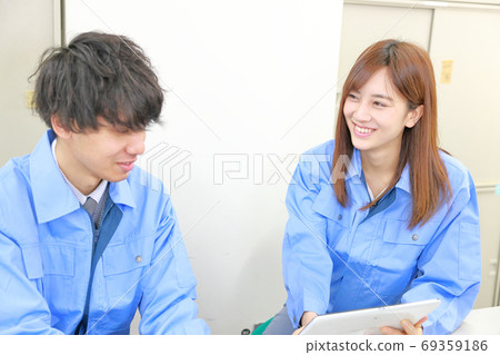 Engineer men and women having a meeting with a smile using a tablet Engineer men and women having a meeting with a smile using a tablet 69359186