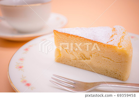 下午茶時間的圖像烤芝士蛋糕和茶 69359458