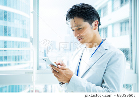 經營智能手機的男性上班族 69359605