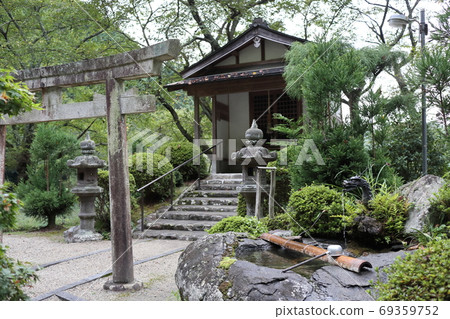 在山上的神社 69359752