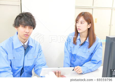 Female engineer surprised by a colleague's story 69359796