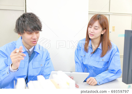 A junior engineer with a face that was troubled by his senior's passion A junior engineer with a face that was troubled by his senior's passion 69359797