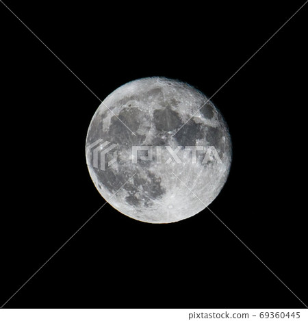 The moon of a spring night 69360445