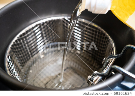 home mini deep fryer pour the sunflower oil. home mini deep fryer pour the sunflower oil. 69361624