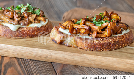 Sandwiches with fried chanterelles Sandwiches with fried chanterelles 69362065