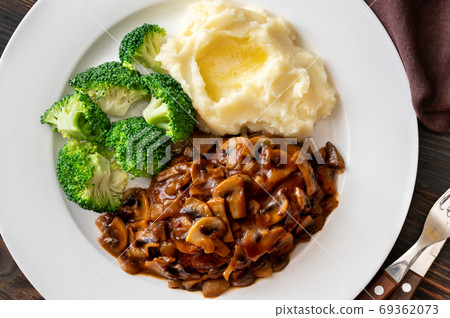 Salisbury steak 69362073