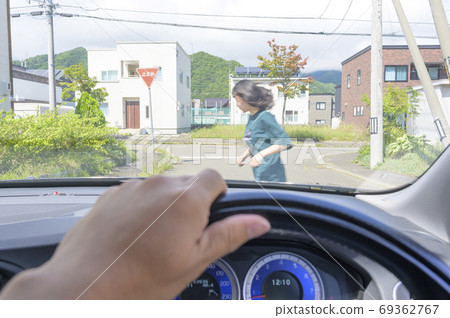 “行人跳出來”圖像 69362767