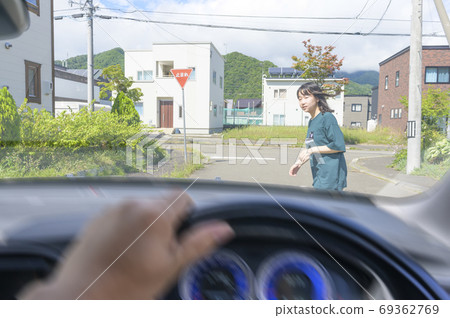 “行人跳出來”圖像 69362769