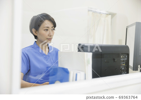 放射科醫生在CT手術室擔任操作員 69363764