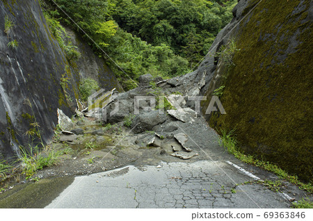 道路因斜坡倒塌而封閉 69363846