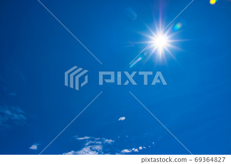 藍藍的天空中的太陽在熱中照耀 藍藍的天空中的太陽在熱中照耀 69364827