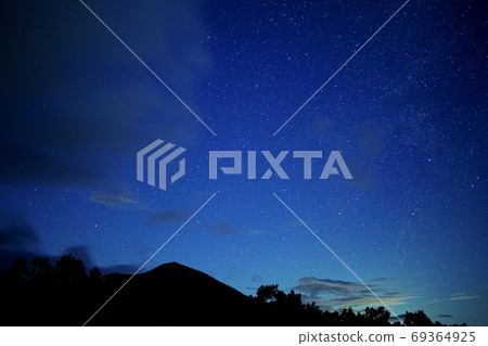滿天星斗的天空和山脈 69364925