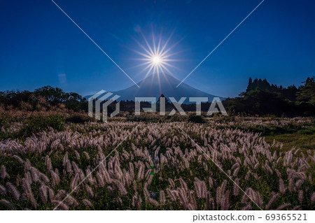 (Shizuoka Prefecture) Mt. Fuji, the power of the Asagiri Plateau shining against the sun 69365521