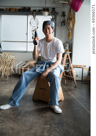 Man with an electric screwdriver 69366571