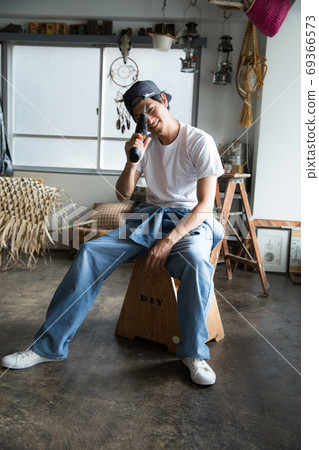 Man with an electric screwdriver Man with an electric screwdriver 69366573