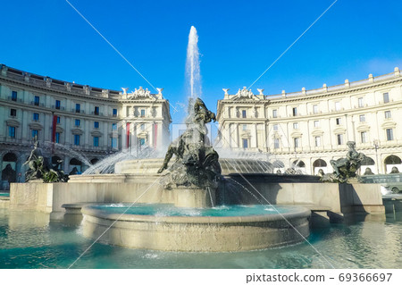 尼亞迪噴泉(意大利羅馬),裝飾著共和國廣場附近總站的中心 尼亞迪噴泉(意大利羅馬),裝飾著共和國廣場附近總站的中心 69366697