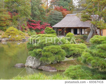 Katsura Imperial Villa in autumn, a teahouse with a pond and a thatched roof Katsura Imperial Villa in autumn, a teahouse with a pond and a thatched roof 69367416