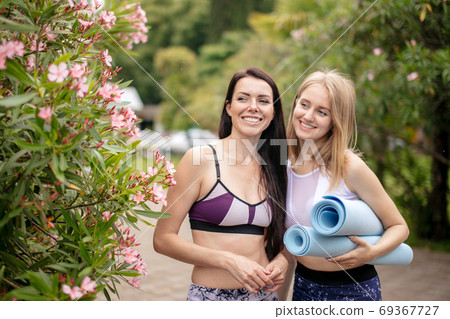 Group of young woman relaxing after outdoor training in park Group of young woman relaxing after outdoor training in park 69367727